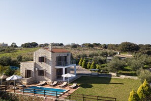 Dimokritos Villa I oozes Cretan charm. 
