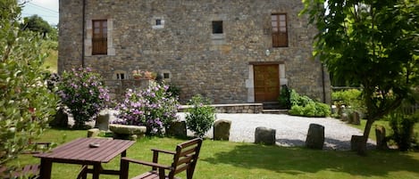 vista del la casa desde el jardin