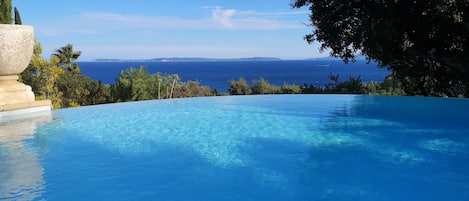 Piscine, débordement et vue