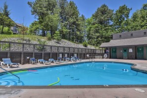 Community Amenities | Outdoor Pool