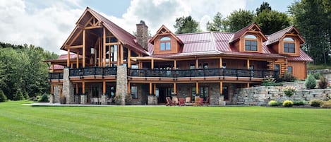 The Kuyahoora Luxury Lakeside Lodge is perfect for families & large groups