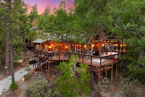 Boulder Bungalow is nestled in pines with Lily Rock views. - Boulder Bungalow is nestled in pines with Lily Rock views.