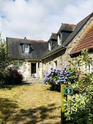 Vue de l'entrée depuis le portillon