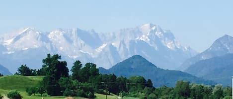 Blick aufs Wettersteingebirge mit Zugspitze, Alpspitz und Kreuzeck. 