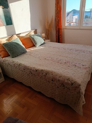 Schlafzimmer 1