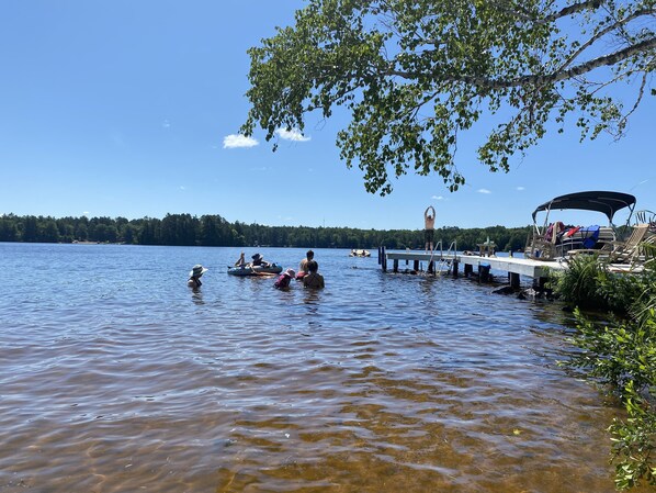 Sandy beach, wet boathouse, new pier,  800 feet of privacy on Catfish Lake