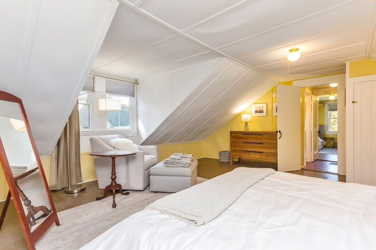 Charming Carriage House on Historic Scenic Farm
