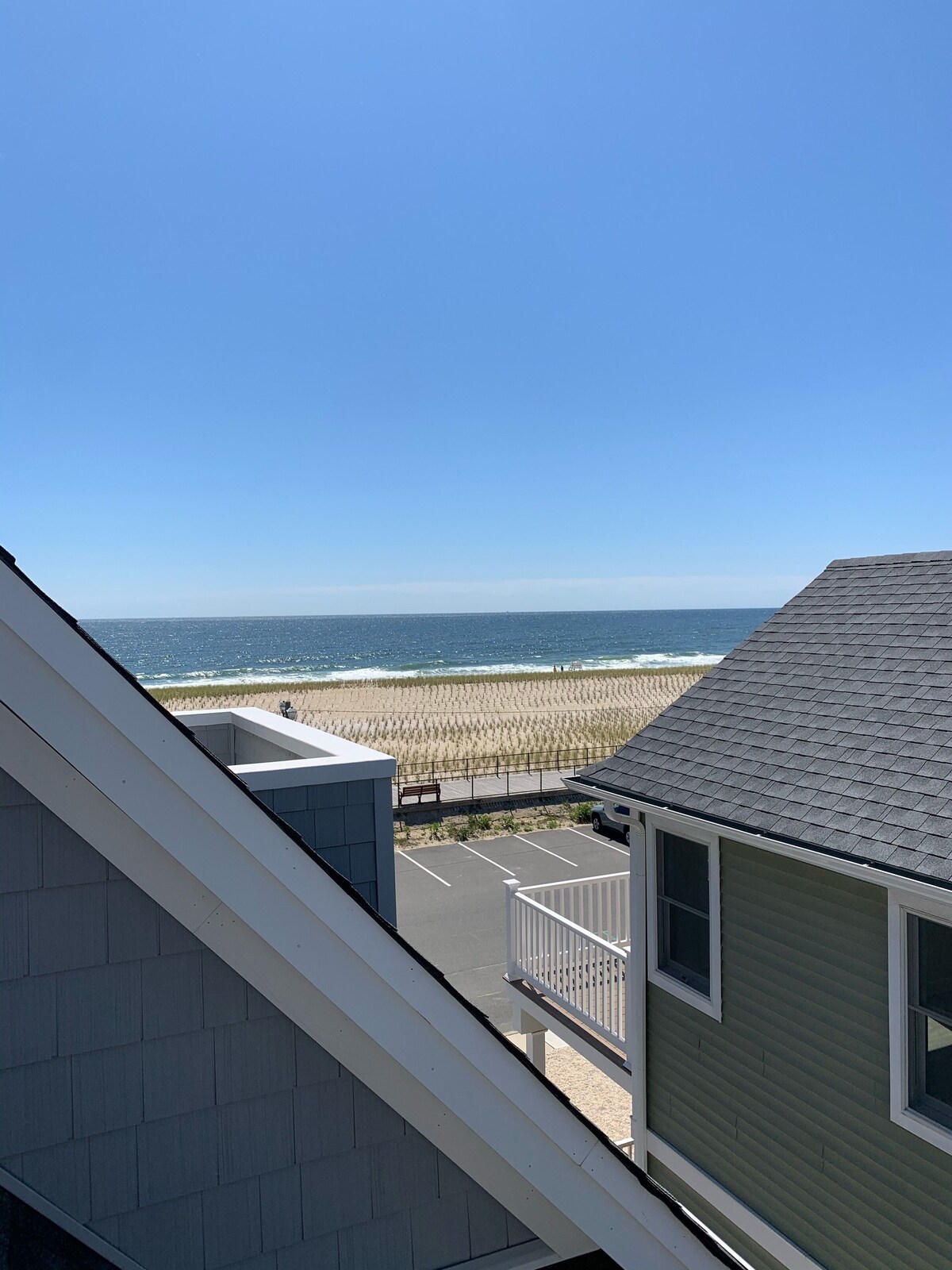 Beachview condo luxuriously appointed w/hot tub.