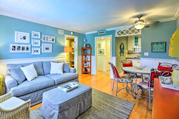 Naples Vacation Rental | 2BR | 2BA | 710 Sq Ft | Step-Free Access w/ Elevator