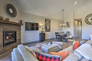 Living Room | Smart TV | Gas Fireplace