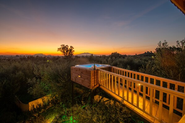 Outdoor spa tub