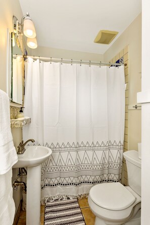 Full bathroom with tub/shower combo off Master bedroom.