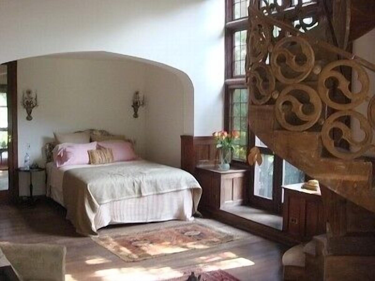 Historic Traditional Estate – Heated Pool – Every Amenity