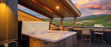 Rooftop Deck with Hot Tub and Amazing Mountain View