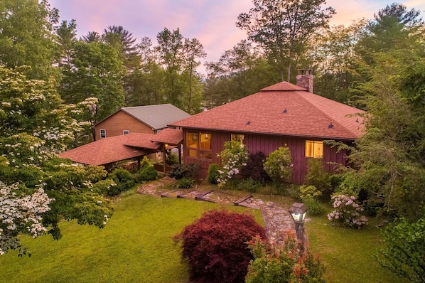 Hummingbird Haven – Spacious, Cozy Cabin Walking Distance to the Lake!