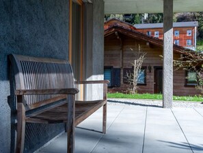 Plante, Bâtiment, Ombre, Mobilier De Jardin, Bois, Maison, Arbre, Extérieur Banc, Rectangle, Composite