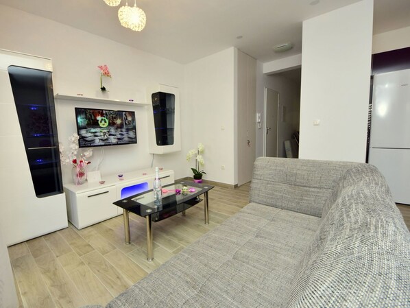 Zimmer, Eigentum, Möbel, Interior Design, Gebäude, Fussboden, Grundeigentum, Wohnzimmer, Haus, Decke
