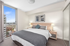 King Bed, Smart TV + Views to Southbank