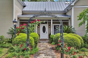 Or you may enter via the friend's entrance on Sycamore Street.