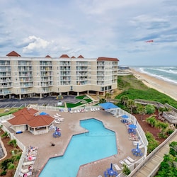 Large Pool and Hot Tub and Poolside bar and grill