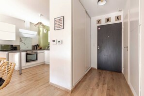 Entrée avec grand placard, WC avec lave-mains séparé