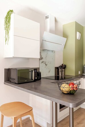 Cuisine ouverte équipée : lave-vaisselle, plaques cuisson, fours, frigo-congel