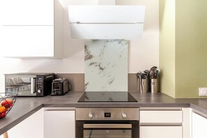 Cuisine ouverte équipée : lave-vaisselle, plaques cuisson, fours, frigo-congel