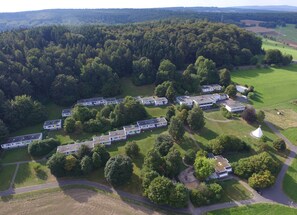 Luftbild auf das Feriendorf, rechts Haupthaus mit Rezeptionsbereich, Speisesaal 