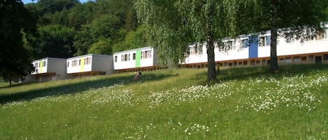 Blick über unser Parkgelände am Hang auf die gestaffelten Ferienhäuser. 