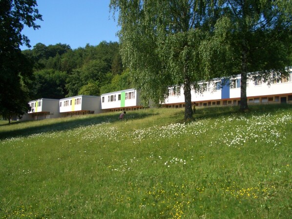 Blick über unser Parkgelände am Hang auf die gestaffelten Ferienhäuser. 