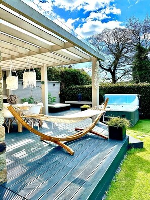 Outdoor terrace with hottub /outdoor sunbed /hammock and outdoor dining