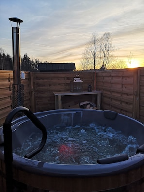 Outdoor spa tub
