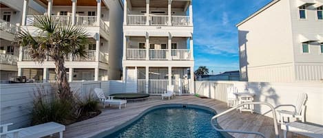 HEATED POOL AND HOT TUB OUTDOOR SHOWER RIGHT ON THE BEACH