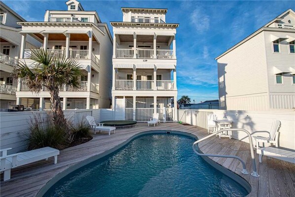 HEATED POOL AND HOT TUB OUTDOOR SHOWER RIGHT ON THE BEACH