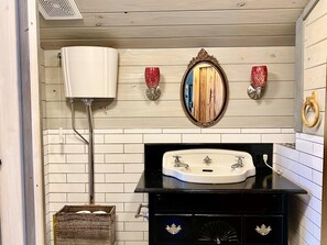 Old fashioned- style bathroom 