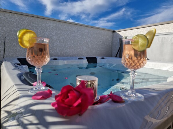 Outdoor spa tub