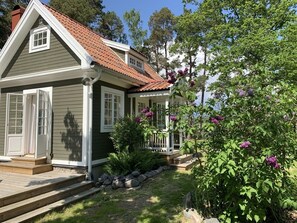 Charmigt hus med sol hela dagen och sjöutsikt vart du än blickar