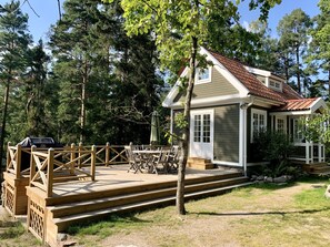 Altan mot söder med sjöutsikt, grill och matplats för sex personer.