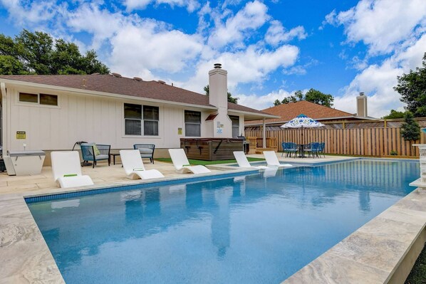 Enjoy the huge pool with fountains