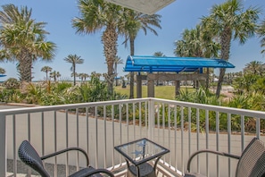 Enjoy the cozy balcony - ocean breezes & views - and views of the park next door!