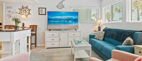 Comfortable Living Area - Smart TV!