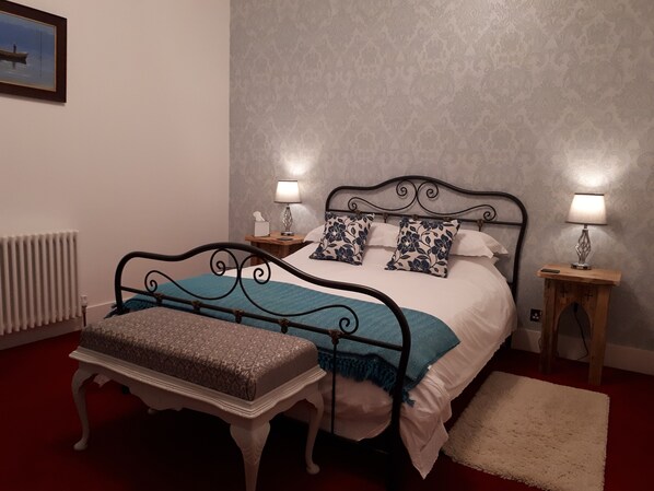 Spacious bedroom with kingsize bed.