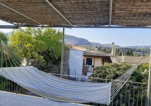 Blick von der Dachterrasse Richtung Berge