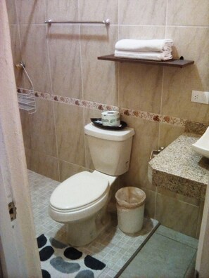baño completo/ full restroom