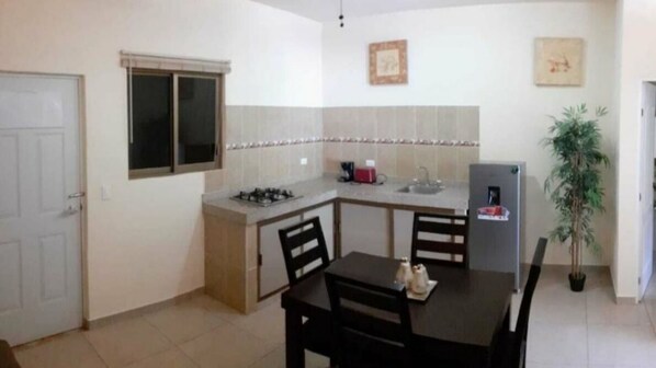 comedor y cocina/ Dinner table full kitchen