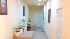 hallway/pasillo