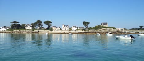 la première plage a 100 mètres 