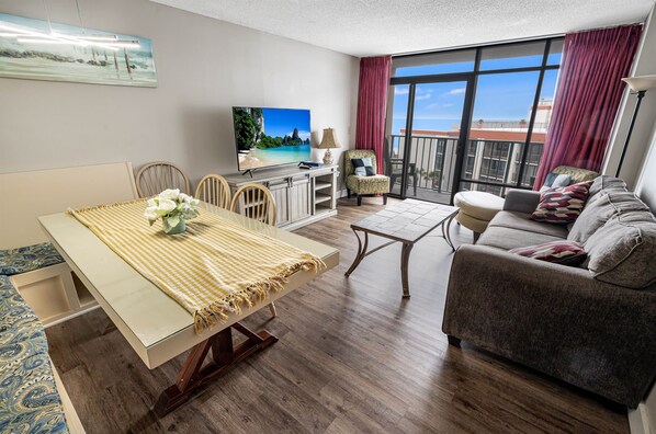 Large Living/Dining Area, Beautifully Decorated