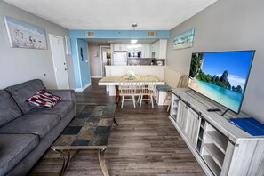 Large Living/Dining Area, Beautifully Decorated