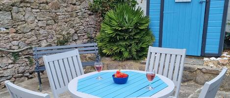 Wine & strawberrys in the garden.